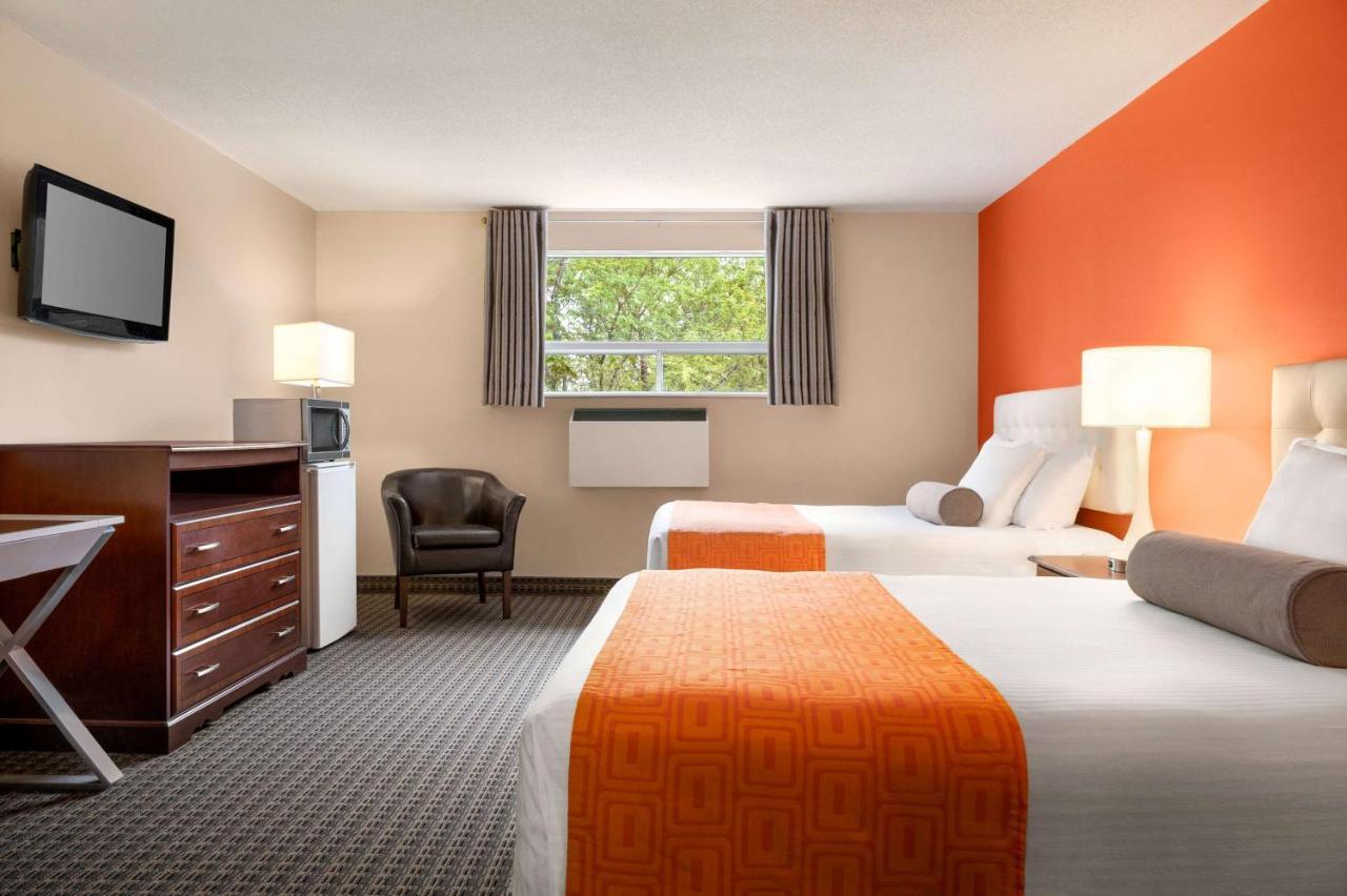 Howard Johnson By Wyndham Gravenhurst Exterior photo
