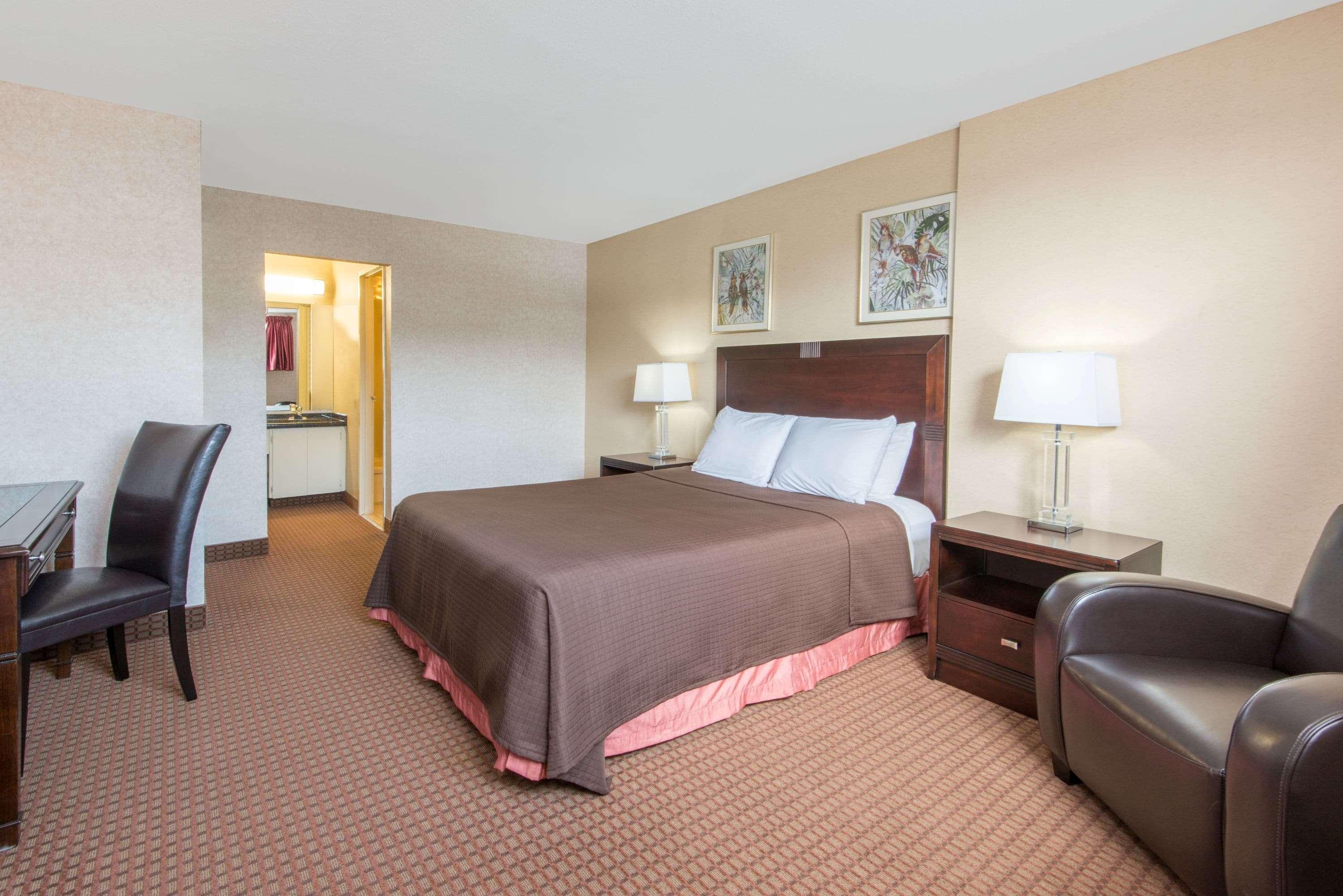 Howard Johnson By Wyndham Gravenhurst Exterior photo